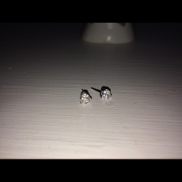 💖EUC CZ heart stud earrings💝 - Picture 3 of 6